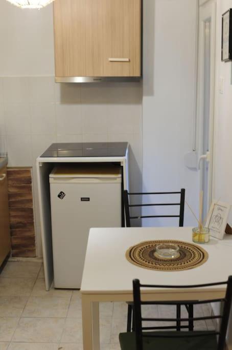 Ferienwohnung Modern Urban Host With Private Courtyard Thessaloniki Exterior foto