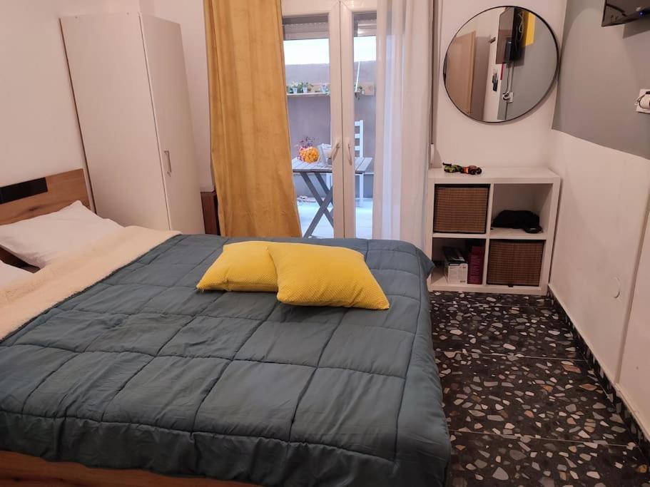 Ferienwohnung Modern Urban Host With Private Courtyard Thessaloniki Exterior foto